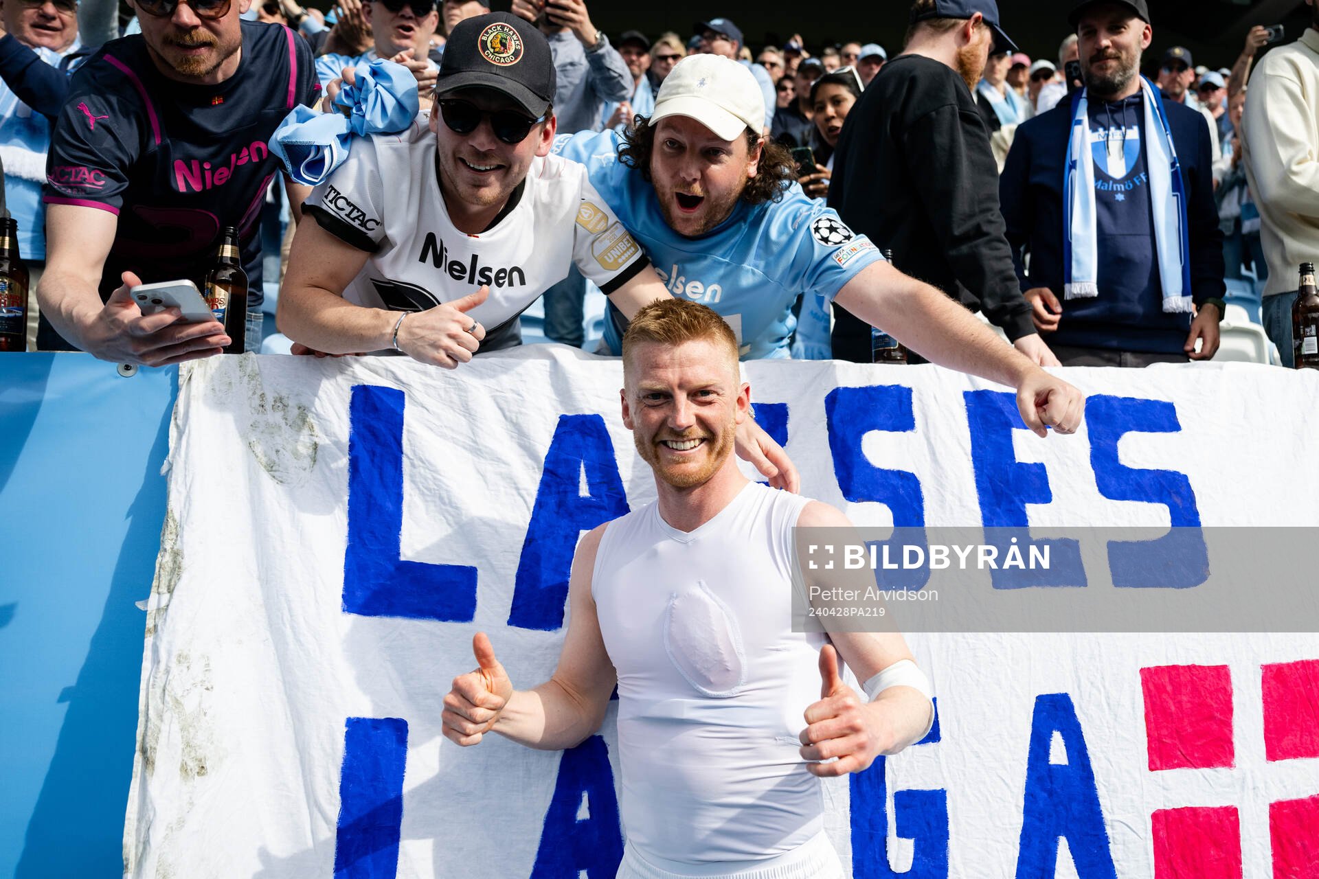 Malmö FFs Anders Christiansen jublar med supportrar