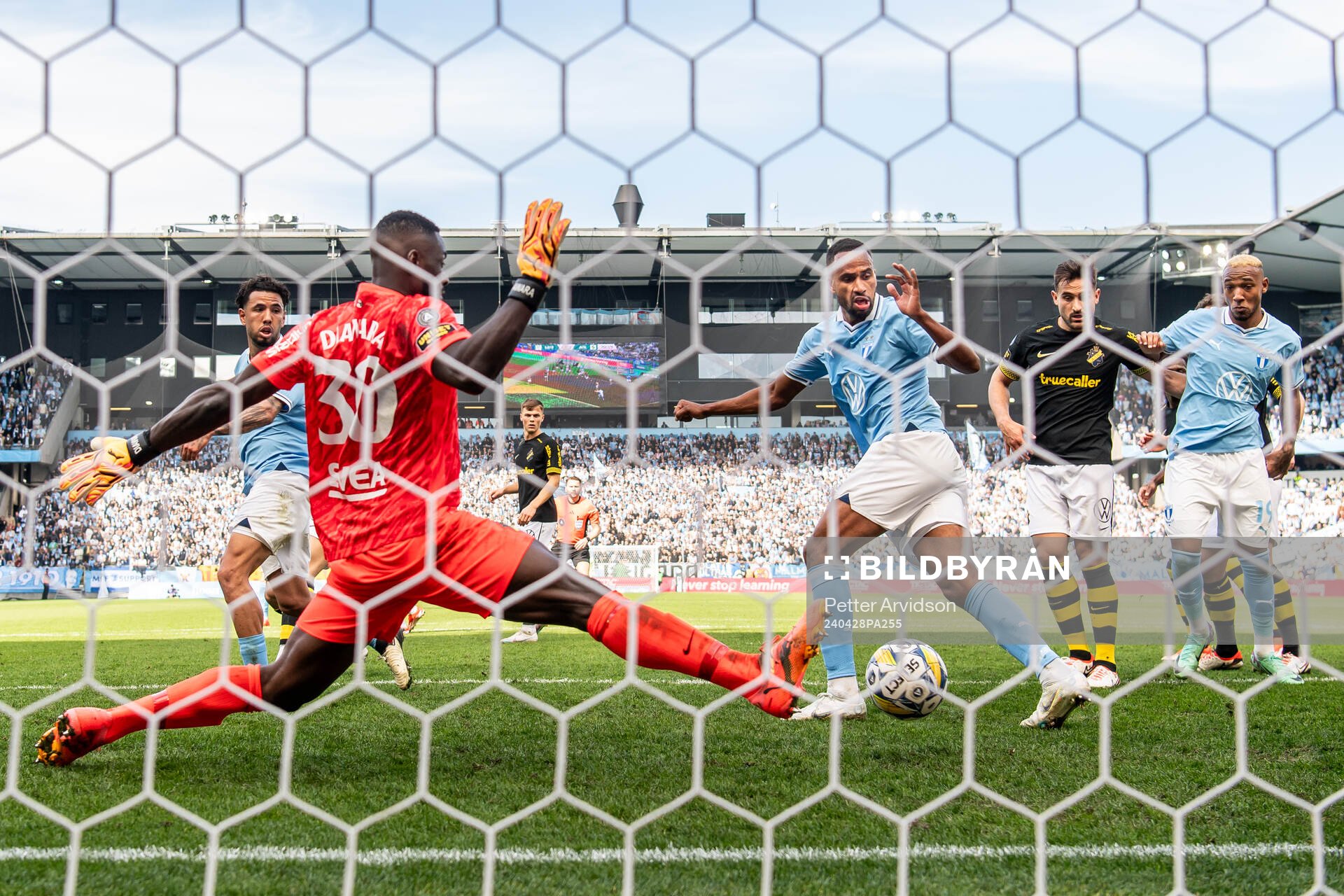 Malmö FFs Isaac Kiese Thelin klackar in 5-0 målet bakom