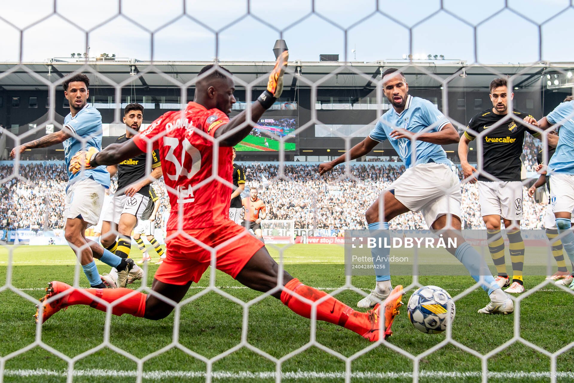 Malmö FFs Isaac Kiese Thelin klackar in 5-0 målet bakom