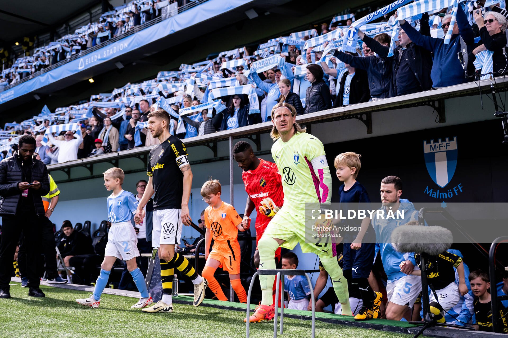 AIKs Anton Salétros och Malmö FFs målvakt Johan Dahlin