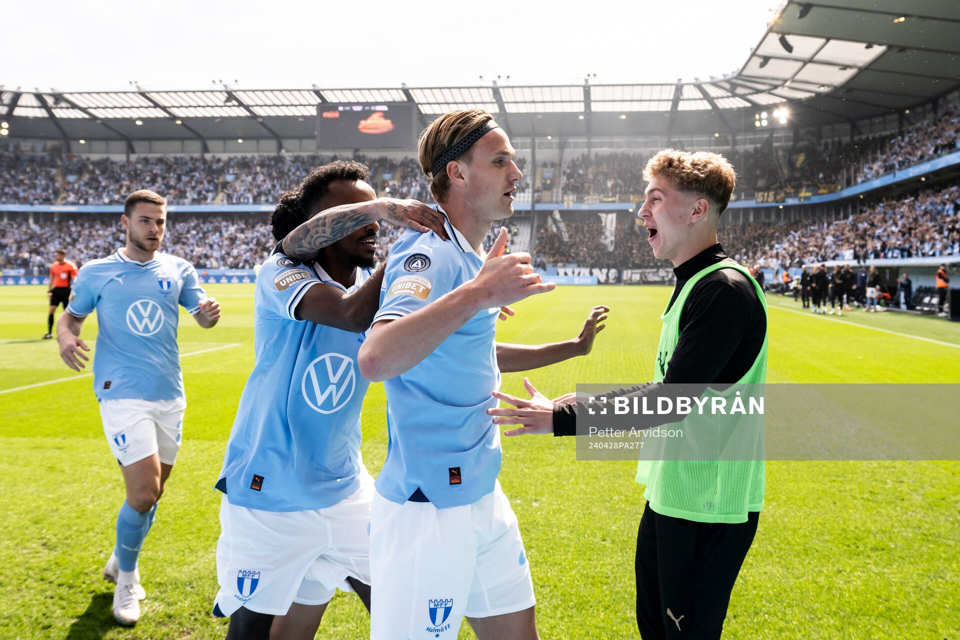 Malmö FFs Erik Botheim jublar med Hugo Bolin efter sitt 1-0 mål under fotbollsmatchen i Allsvenskan mellan Malmö FF och AIK den 28 april 2024 i Malmö.
