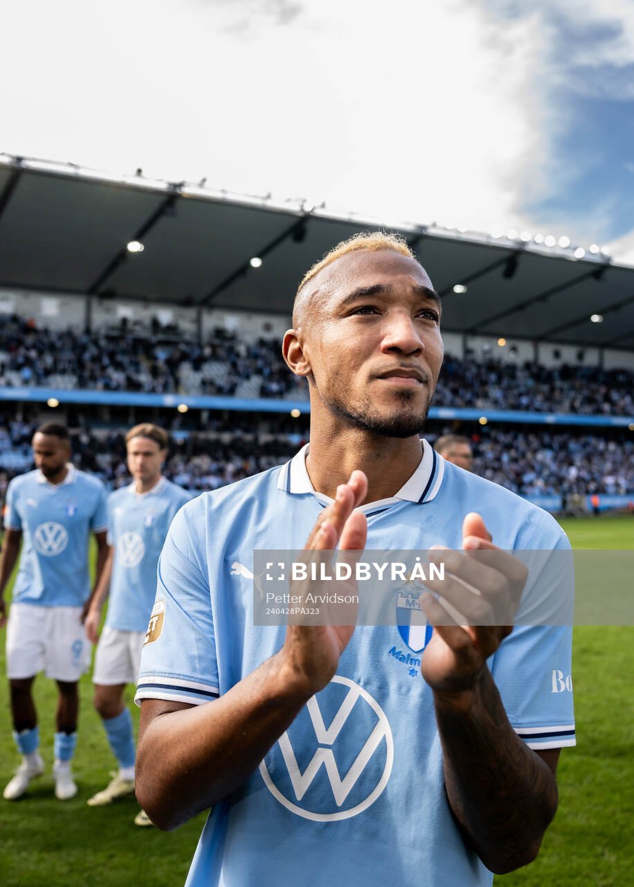 Malmö FFs Derek Cornelius tackar supportrarna