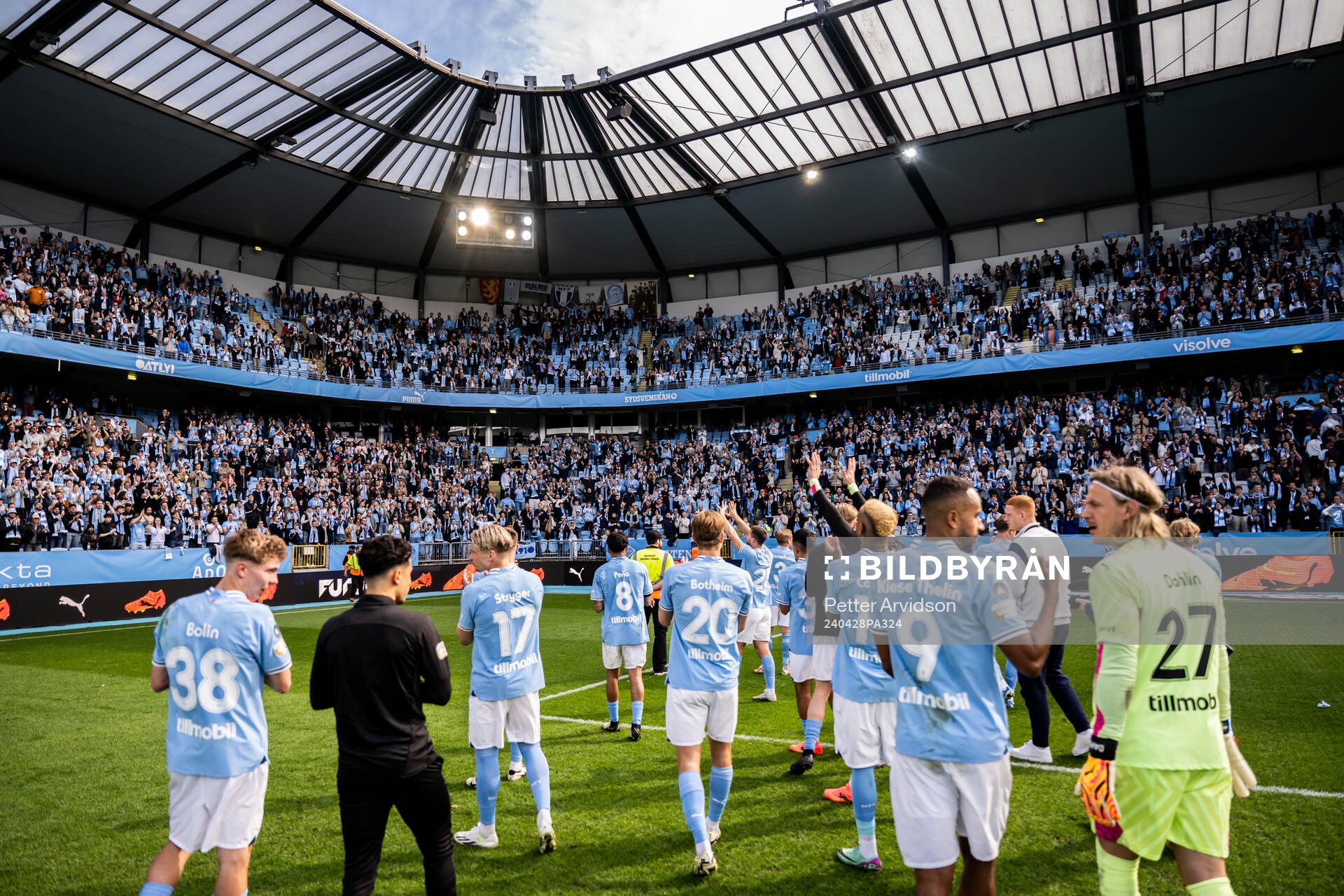Malmö FFs spelare tackar supportrarna efter fotbollsmatchen i Allsvenskan mellan Malmö FF och AIK den 28 april 2024 i Malmö. 
