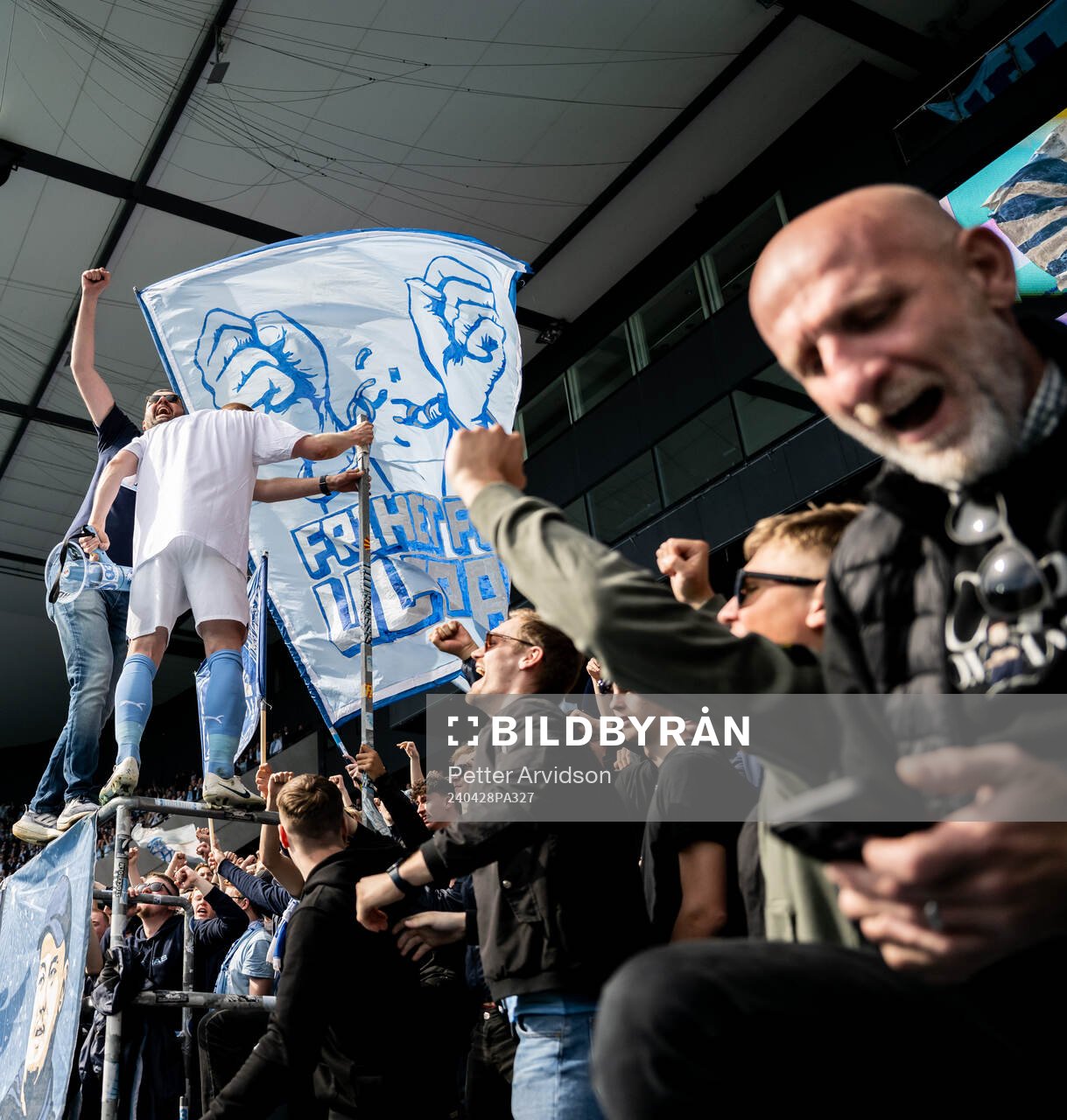 Malmö FFs Anders Christiansen jublar med supportrarna