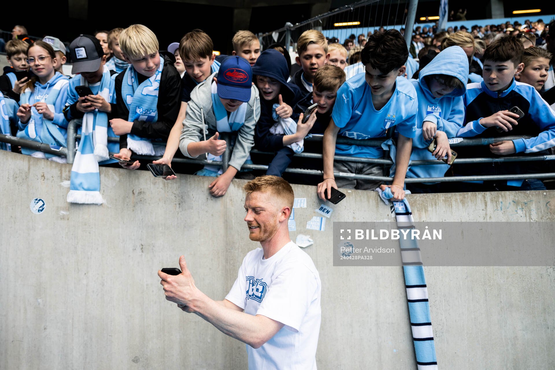 Malmö FFs Anders Christiansen tar selfies med supportrarna