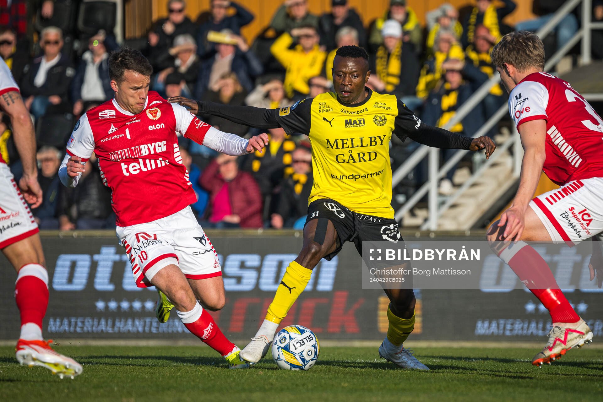Kalmars Simon Skrabb och Mjällbys Silas Nwankwo