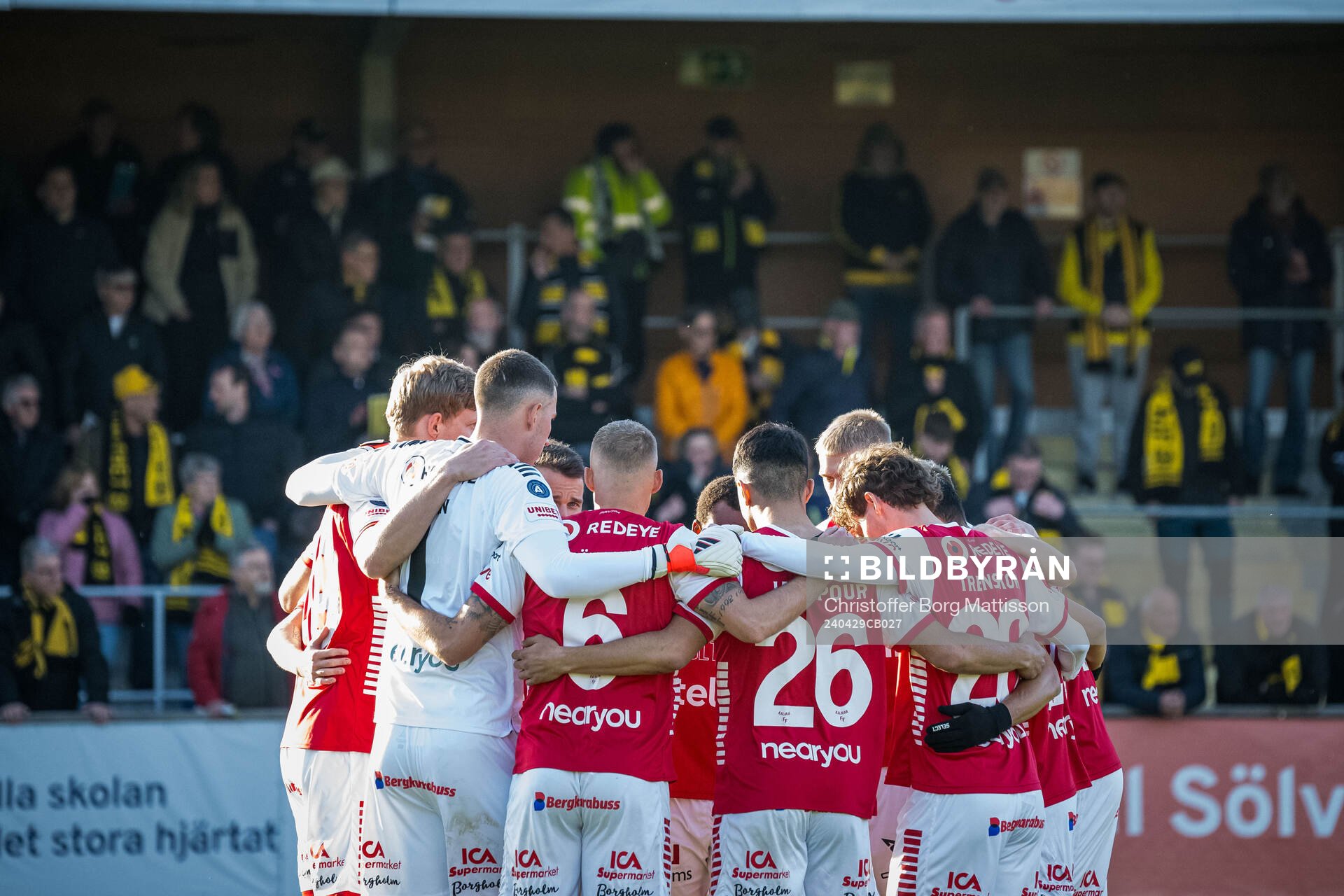 Kalmars spelare samlas under fotbollsmatchen i Allsvenskan mellan Mjällby och Kalmar den 29 april 2024 i Hällevik. 