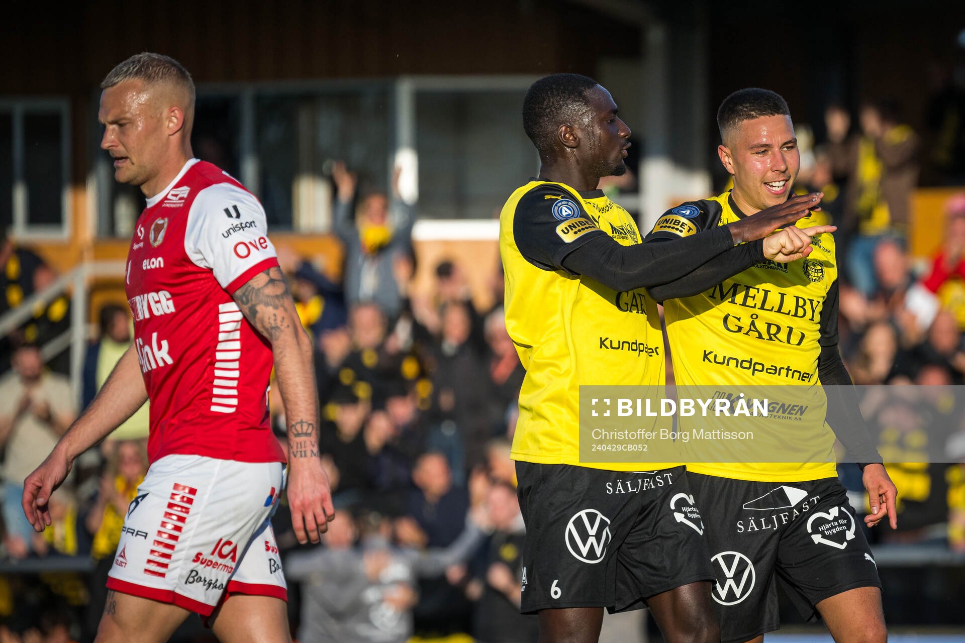 Mjällbys Seedy Imam Jagne och Nicklas Røjkjær jublar