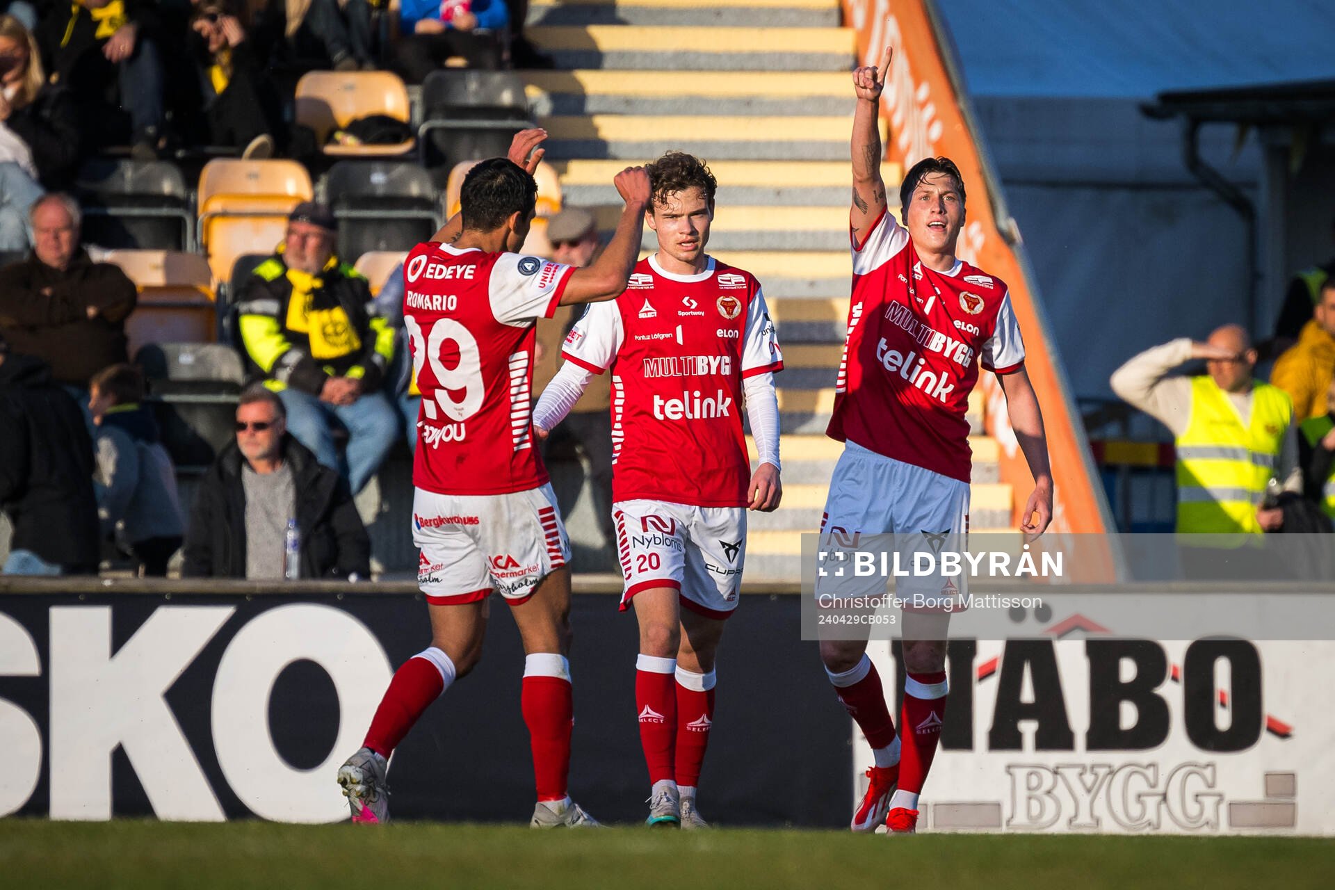 Kalmars Kevin Jensen jublar efter 1-1 under fotbollsmatchen i Allsvenskan mellan Mjällby och Kalmar den 29 april 2024 i Hällevik.