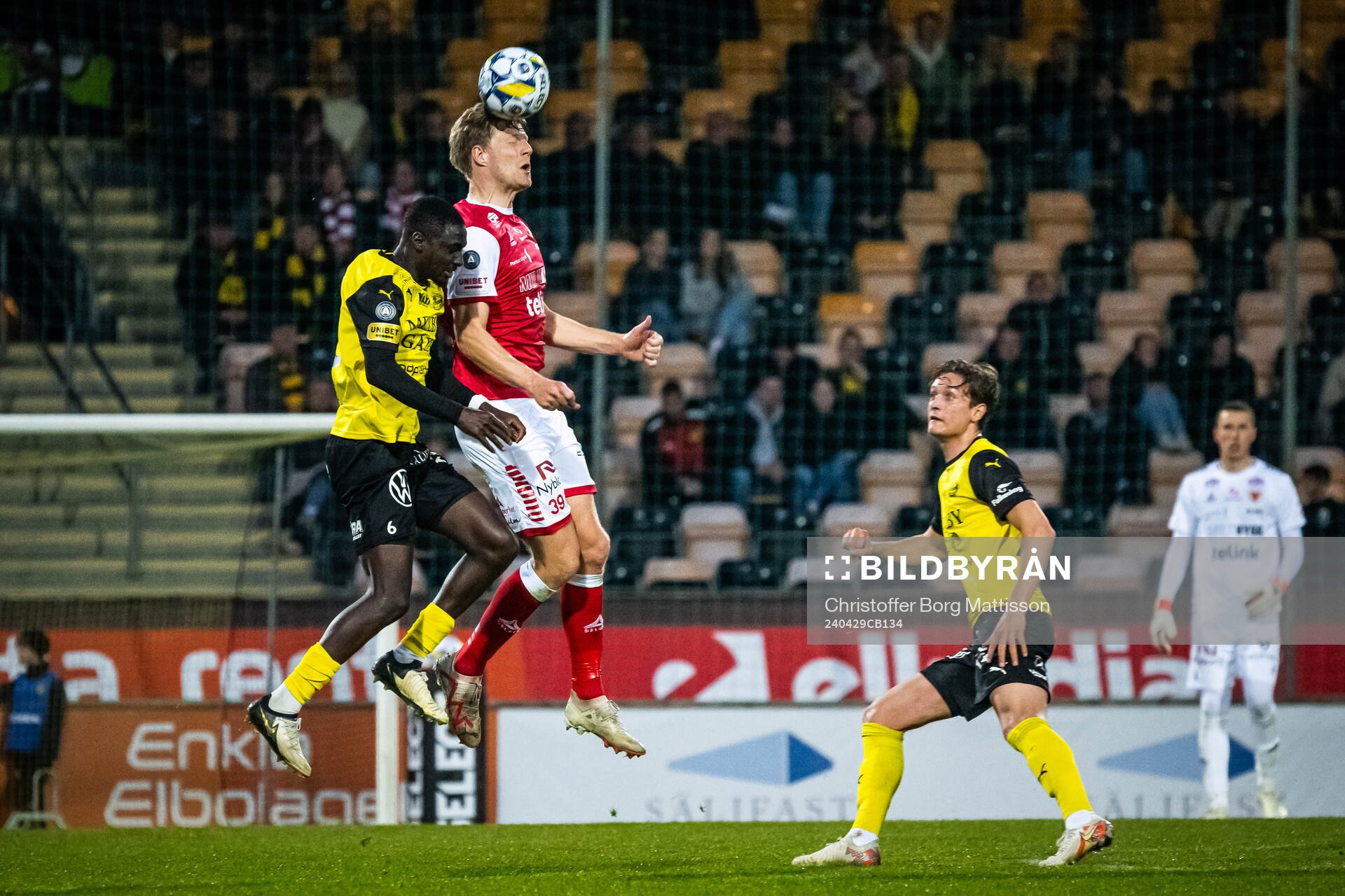 Mjällbys Seedy Imam Jagne och Ludvig Tidstrand mot Kalmars Lars Saetra under fotbollsmatchen i Allsvenskan mellan Mjällby och Kalmar den 29 april 2024 i Hällevik.