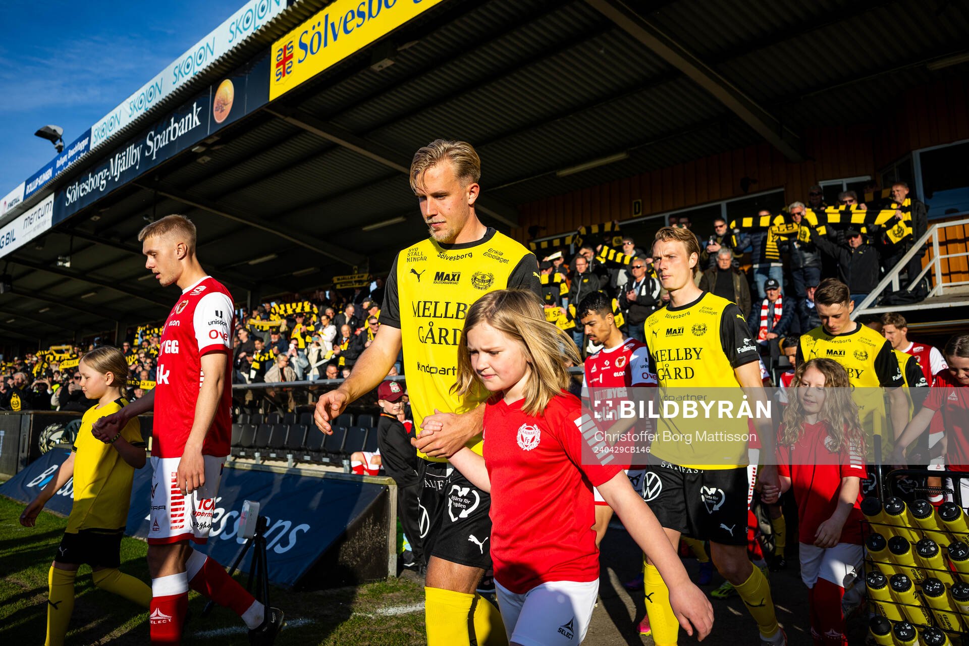 Mjällbys Herman Johansson och Alexander Johansson inför fotbollsmatchen i Allsvenskan mellan Mjällby och Kalmar den 29 april 2024 i Hällevik.