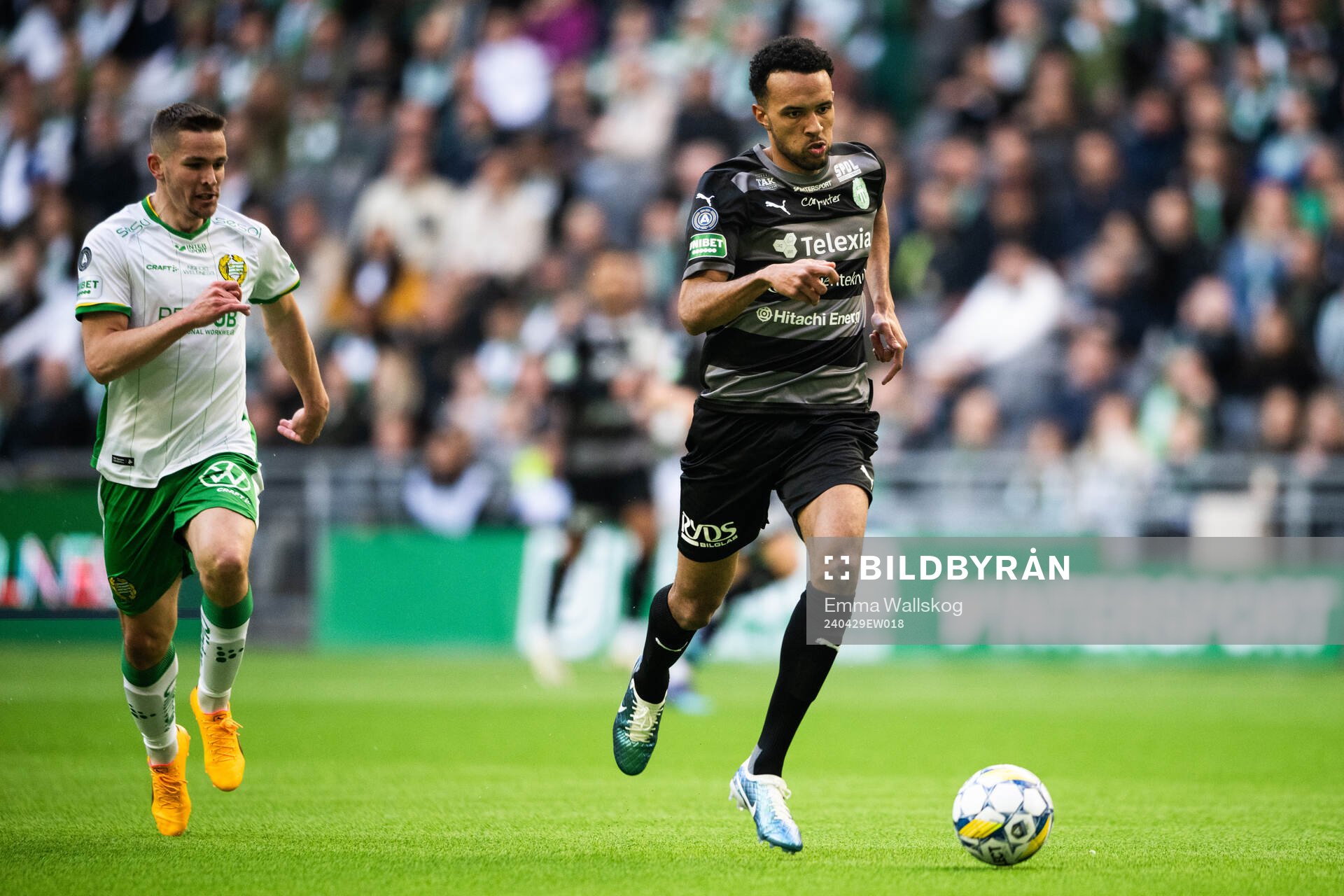 Hammarbys Oscar Johansson Schellhas och Västerås Alex Douglas under fotbollsmatchen i Allsvenskan mellan Hammarby och Västerås den 29 april 2024 i Stockholm.