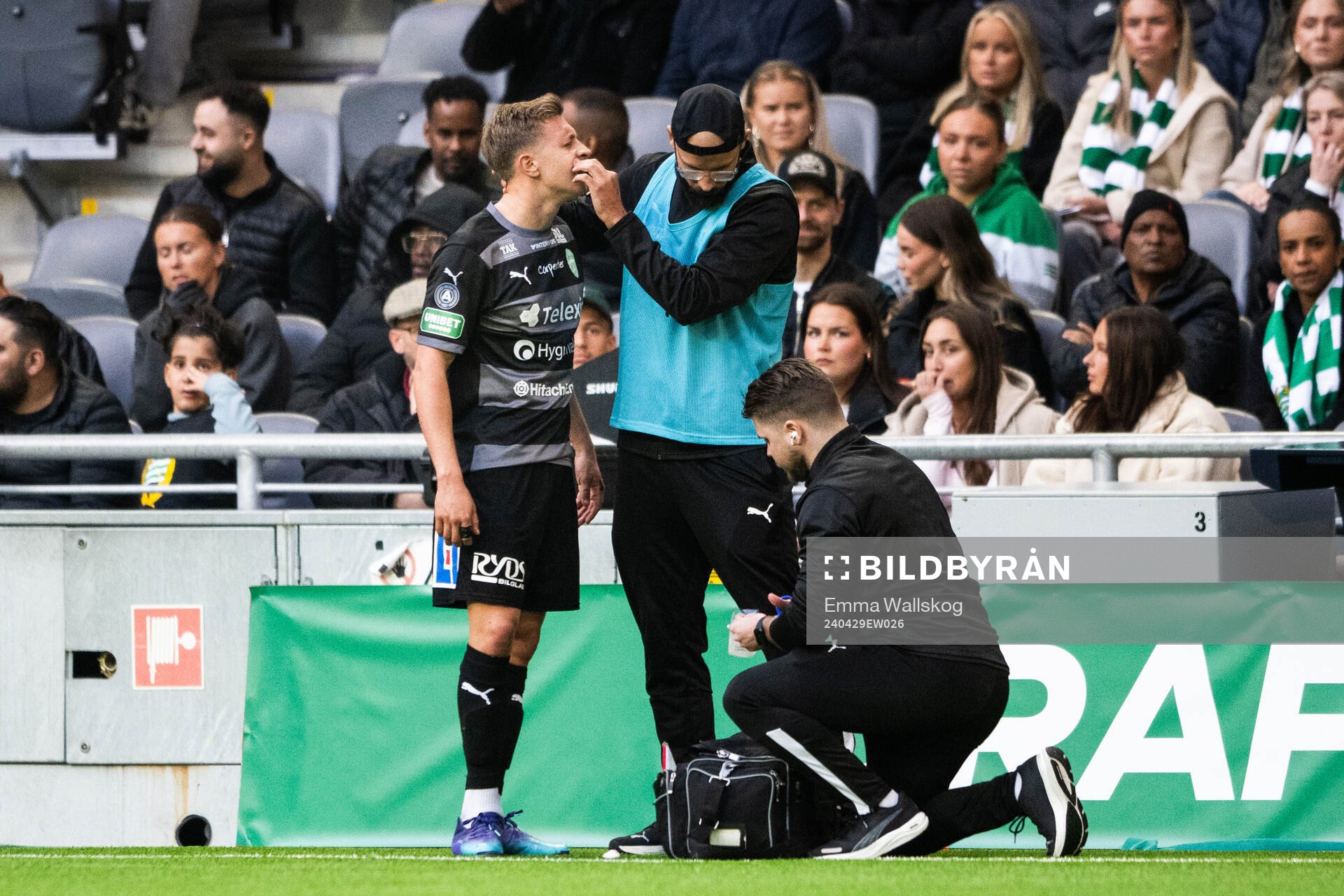 Västerås Simon Gefvert har ont under fotbollsmatchen i Allsvenskan mellan Hammarby och Västerås den 29 april 2024 i Stockholm. 