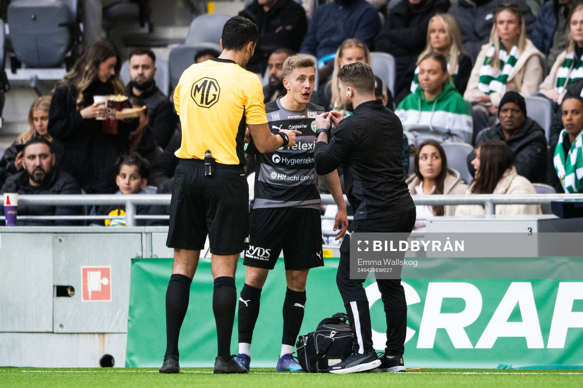 Västerås Simon Gefvert har ont under fotbollsmatchen i Allsvenskan mellan Hammarby och Västerås den 29 april 2024 i Stockholm. 