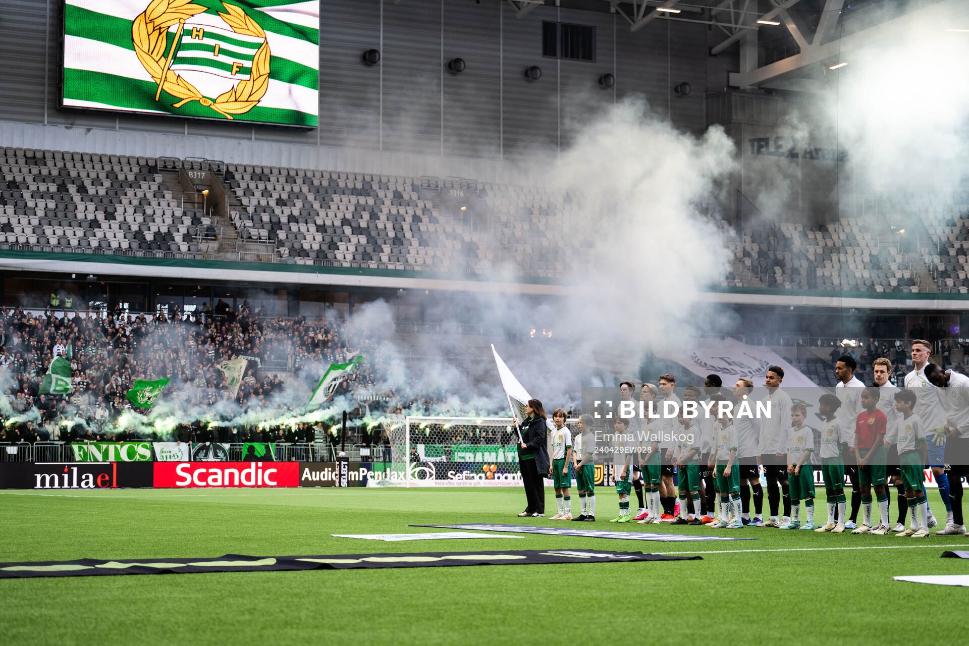 Västerås spelare framför supportrarna