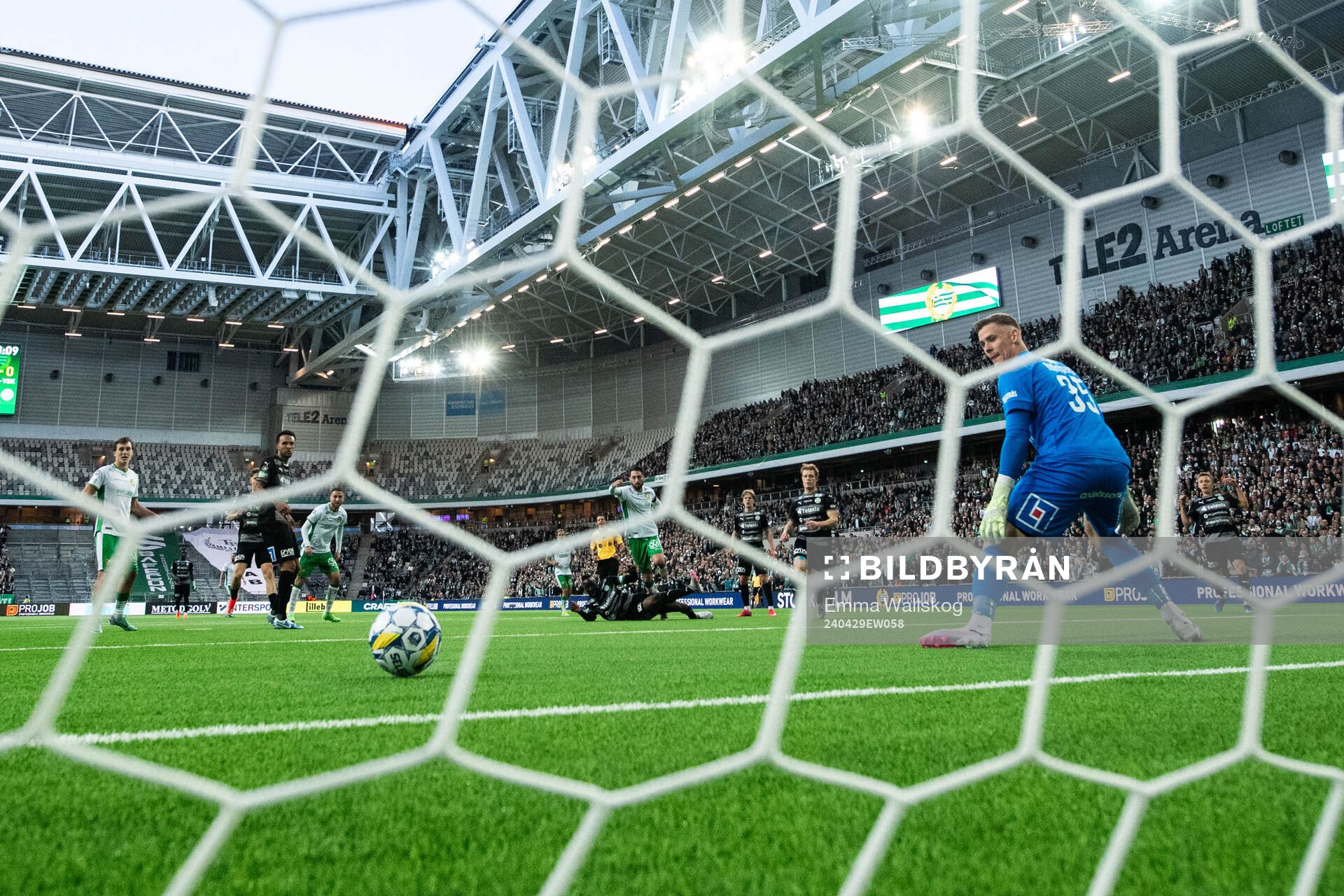 Hammarbys Nahir Besara gör 2-0 bakom Västerås målvakt