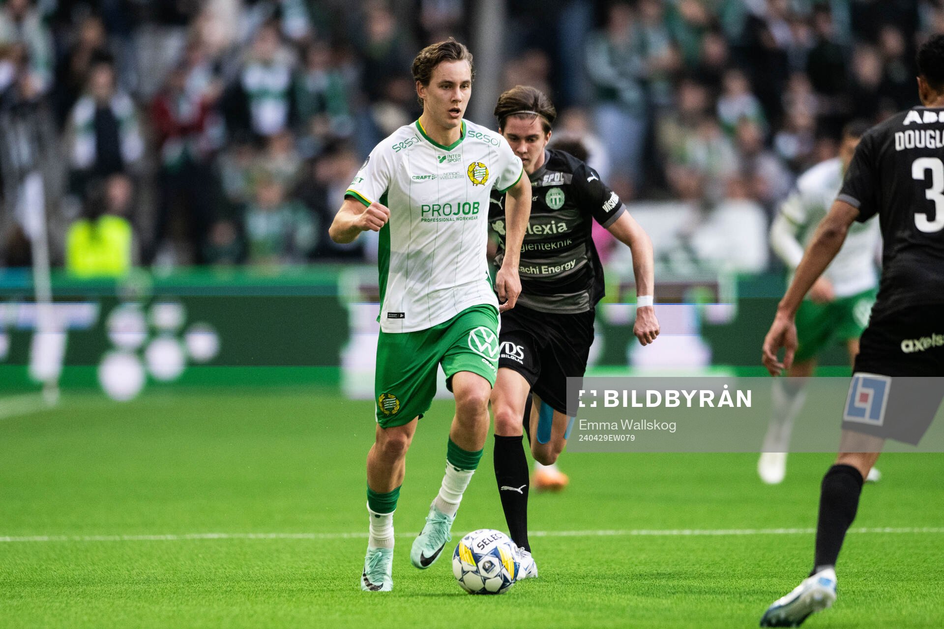 Hammarbys Hampus Skoglund och Västerås Max Larsson under fotbollsmatchen i Allsvenskan mellan Hammarby och Västerås den 29 april 2024 i Stockholm.