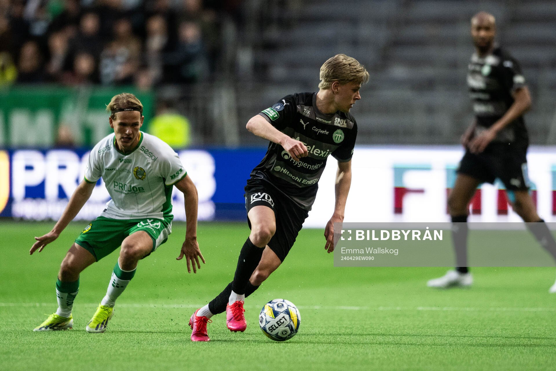 Hammarbys Markus Karlsson och Västerås Marcus Linday under fotbollsmatchen i Allsvenskan mellan Hammarby och Västerås den 29 april 2024 i Stockholm.