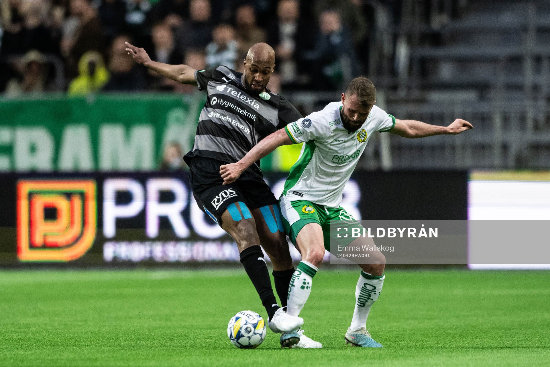 Västerås Jabir Abdihakim Ali och Hammarbys Mads Fenger Nielsen under fotbollsmatchen i Allsvenskan mellan Hammarby och Västerås den 29 april 2024 i Stockholm. 
