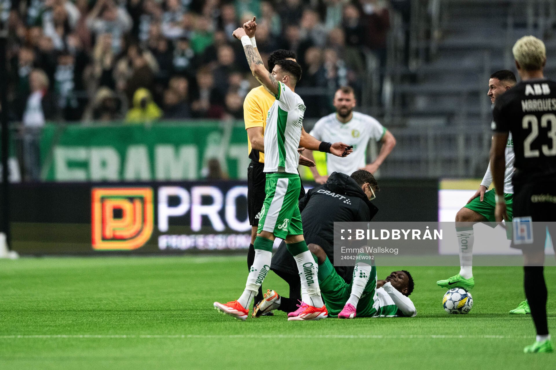 Hammarbys Viktor Dukanovic signalerar för byte åt Shaquille Pinas under fotbollsmatchen i Allsvenskan mellan Hammarby och Västerås den 29 april 2024 i Stockholm.