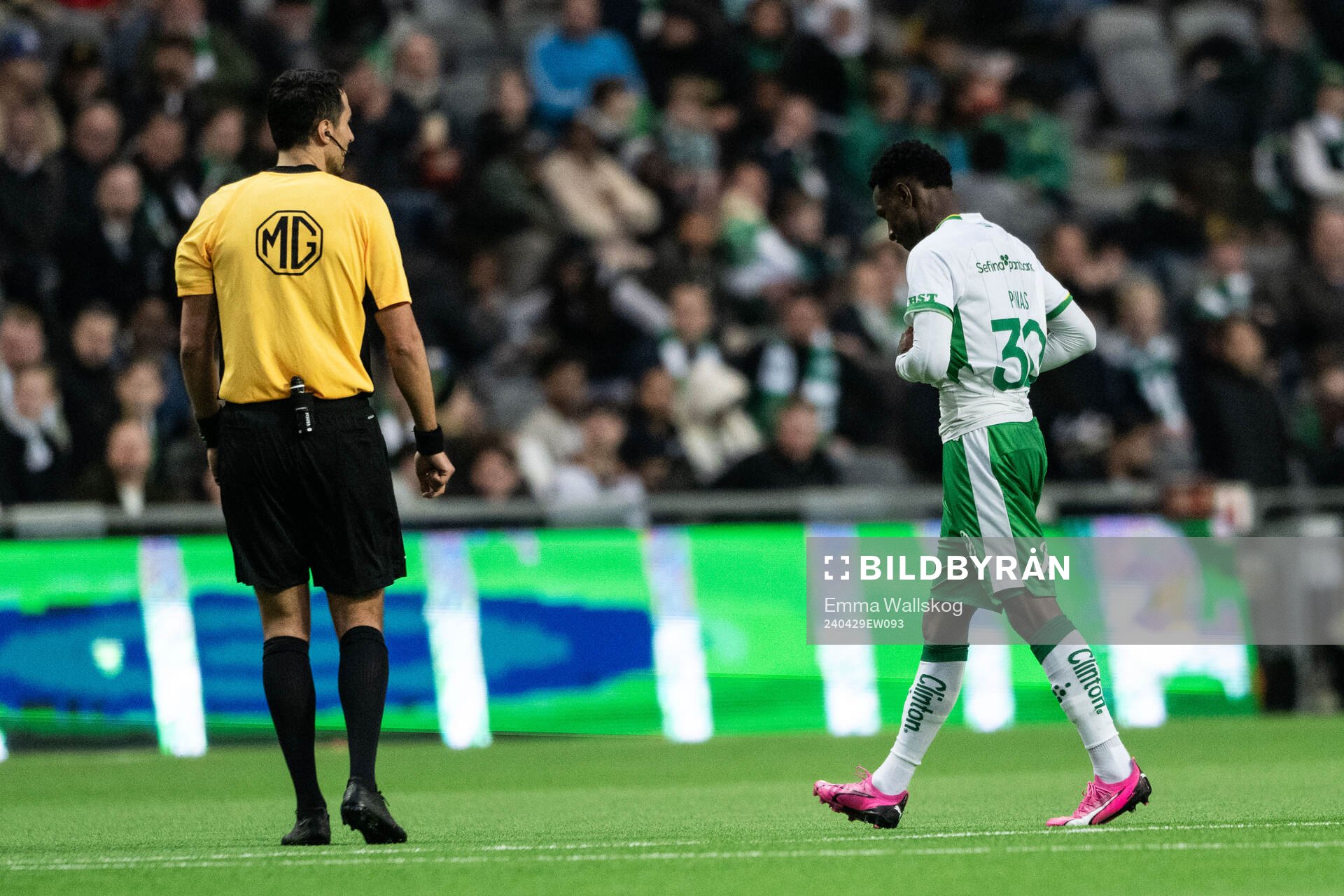 Hammarbys Shaquille Pinas lämnar planen skadad