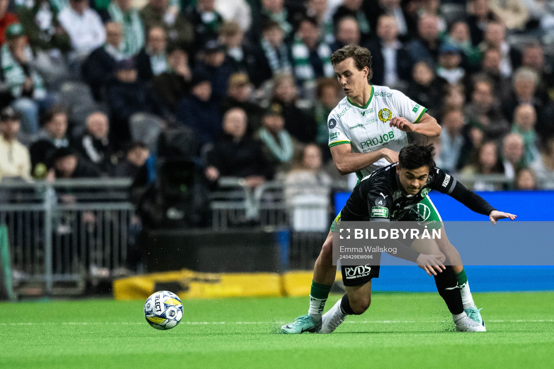 Hammarbys Hampus Skoglund och Västerås Alexander Thongla-Iad Warneryd under fotbollsmatchen i Allsvenskan mellan Hammarby och Västerås den 29 april 2024 i Stockholm.