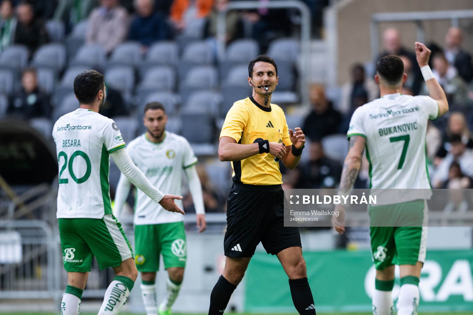Hammarbys Nahir Besara och Viktor Dukanovic reagerar mot