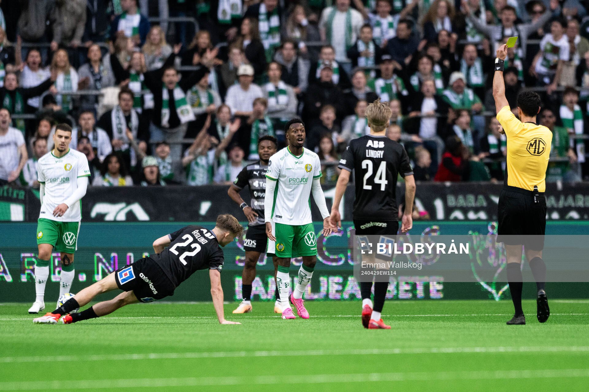 Hammarbys Shaquille Pinas tilldelas gult kort av Domare Adi Aganovic under fotbollsmatchen i Allsvenskan mellan Hammarby och Västerås den 29 april 2024 i Stockholm. 