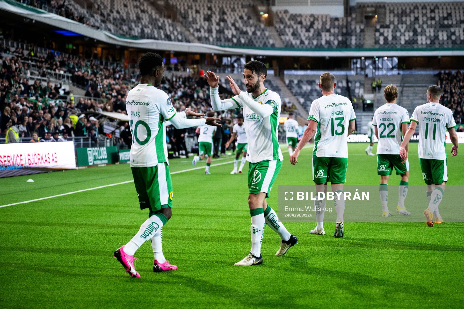 Hammarbys Nahir Besara jublar med Shaquille Pinas