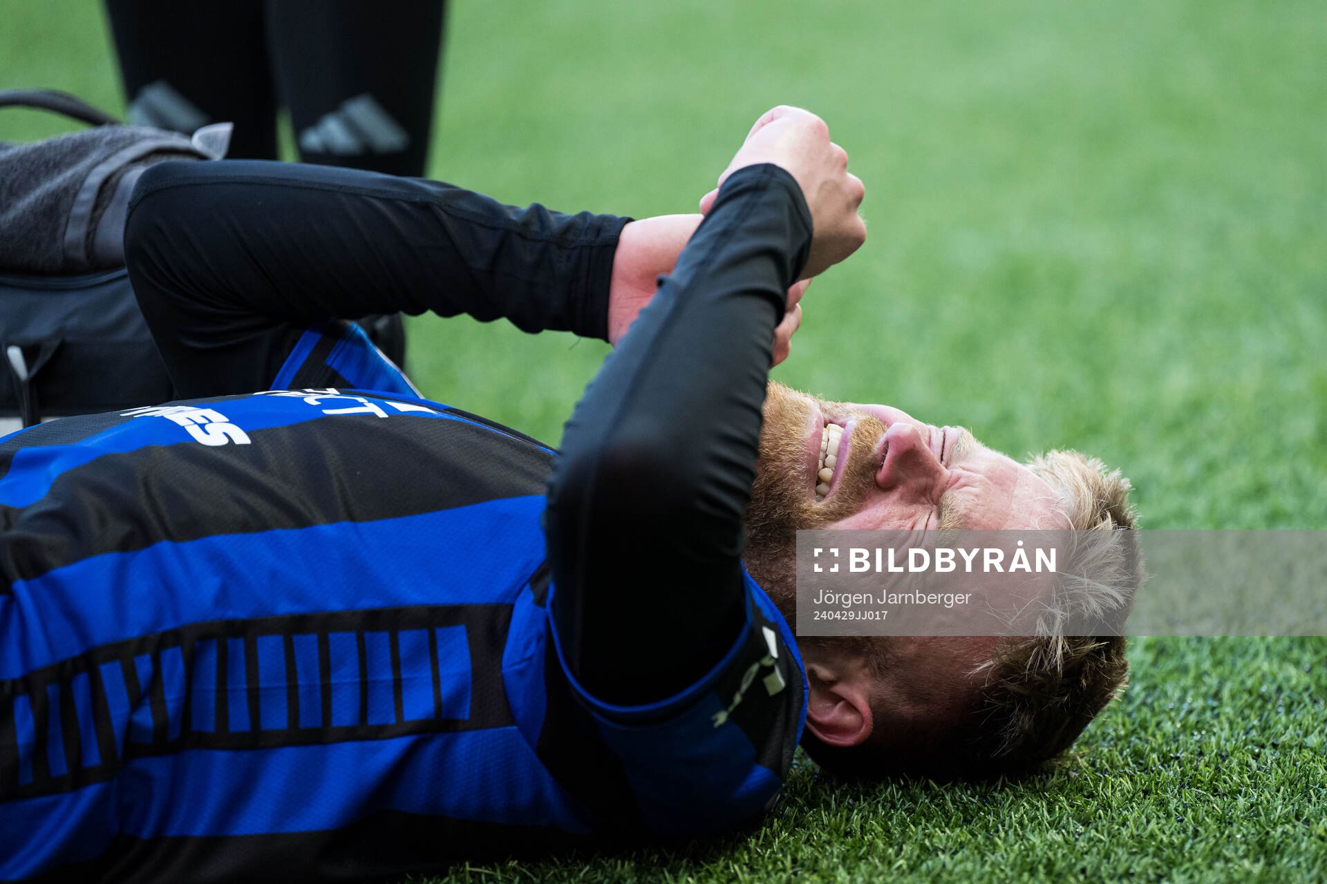 Sirius Dennis Widgren har ont under fotbollsmatchen i Allsvenskan mellan Elfsborg och Sirius den 29 april 2024 i Borås. 