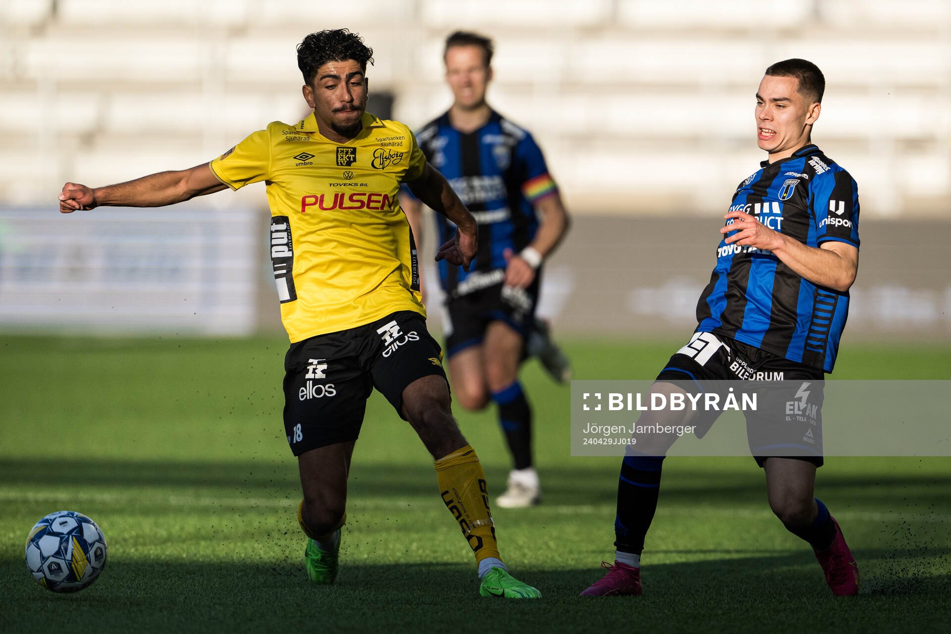 Elfsborgs Ahmed Qasem och Sirius Leo Walta under fotbollsmatchen i Allsvenskan mellan Elfsborg och Sirius den 29 april 2024 i Borås. 