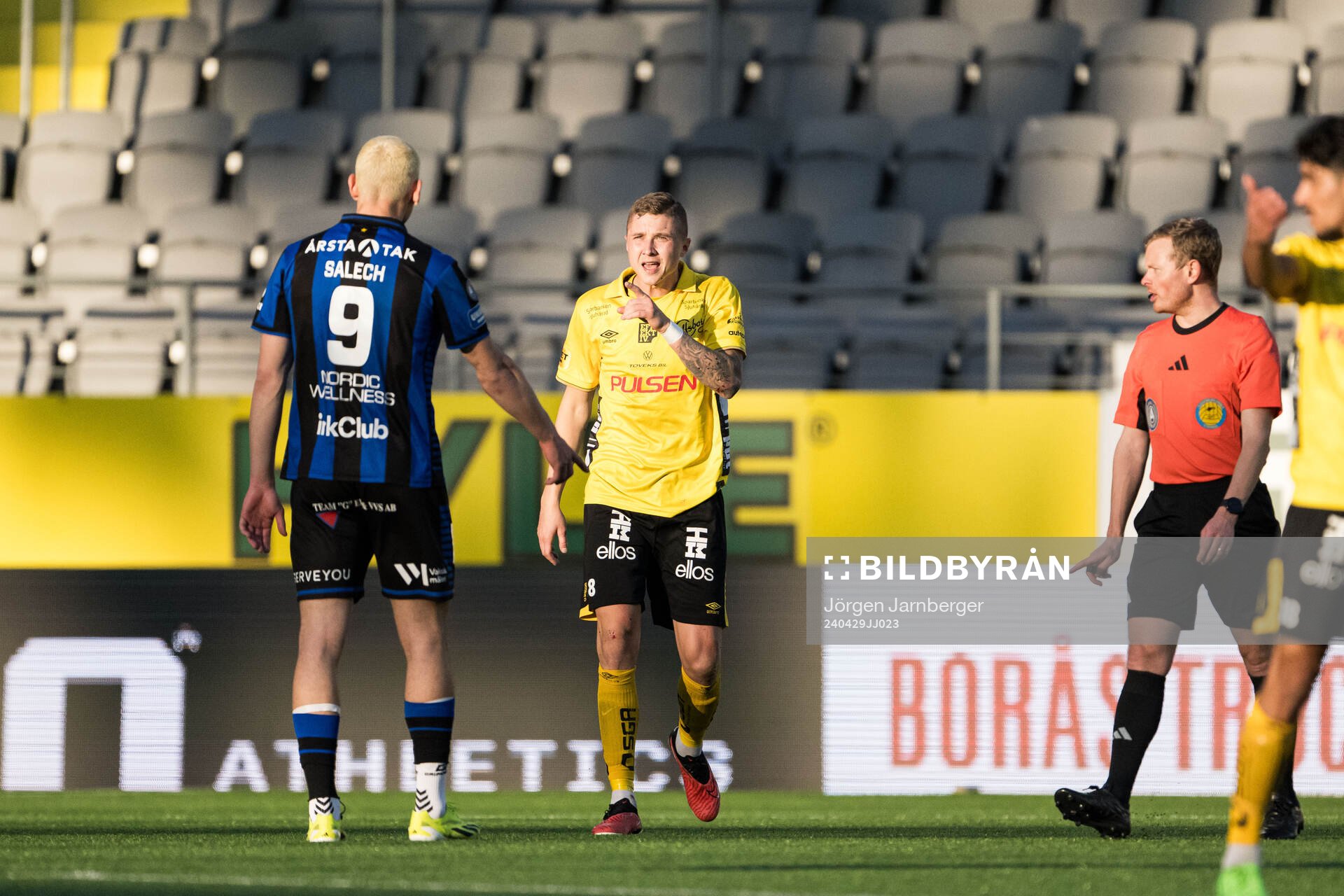 Elfsborgs Sebastian Holmen och Sirius Yousef Salech under fotbollsmatchen i Allsvenskan mellan Elfsborg och Sirius den 29 april 2024 i Borås.