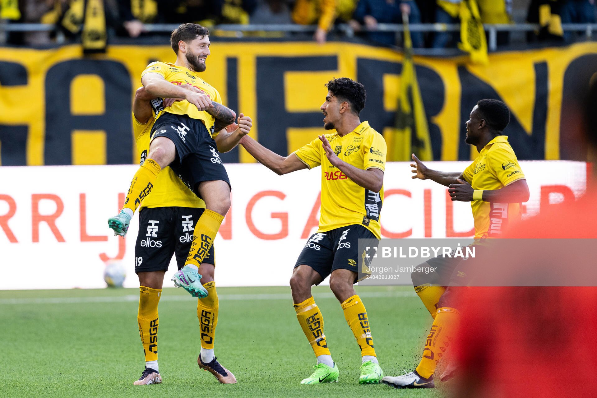 Elfsborgs Arber Zeneli jublar med lagkamrater