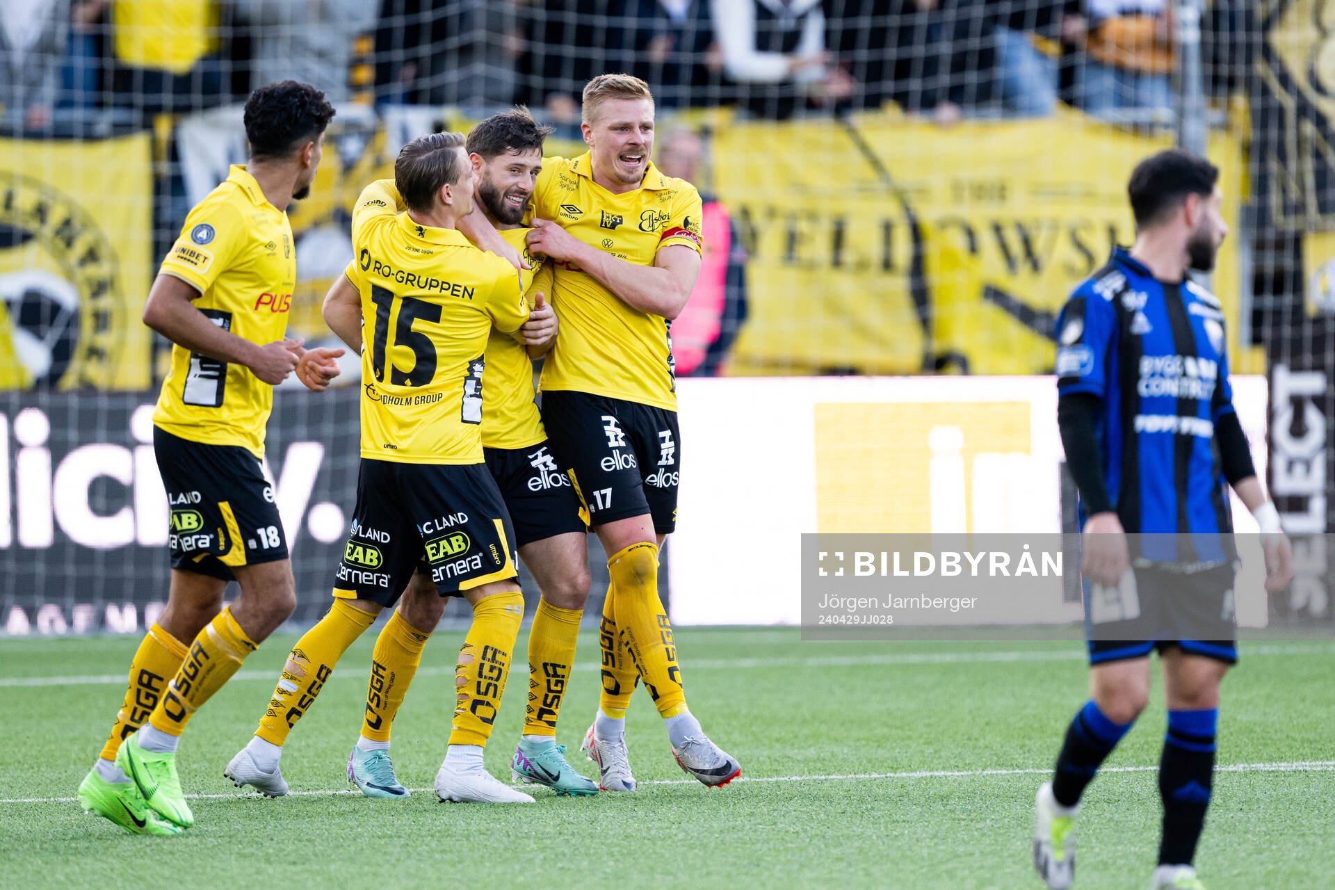 Elfsborgs Arber Zeneli jublar med lagkamrater