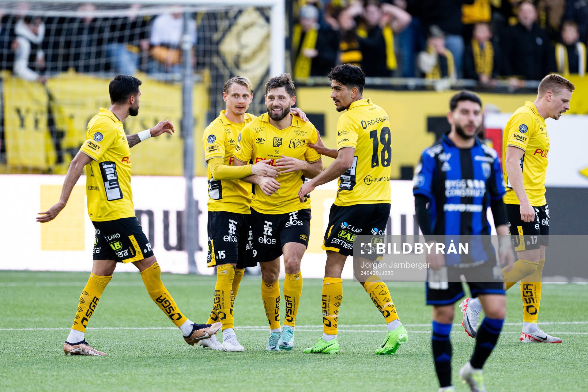 Elfsborgs Arber Zeneli jublar med lagkamrater