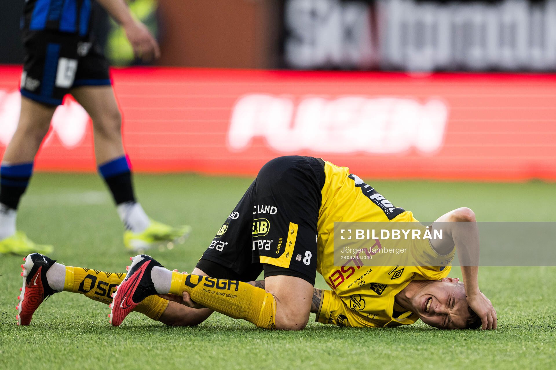 Elfsborgs Sebastian Holmen har ont under fotbollsmatchen i Allsvenskan mellan Elfsborg och Sirius den 29 april 2024 i Borås. 
