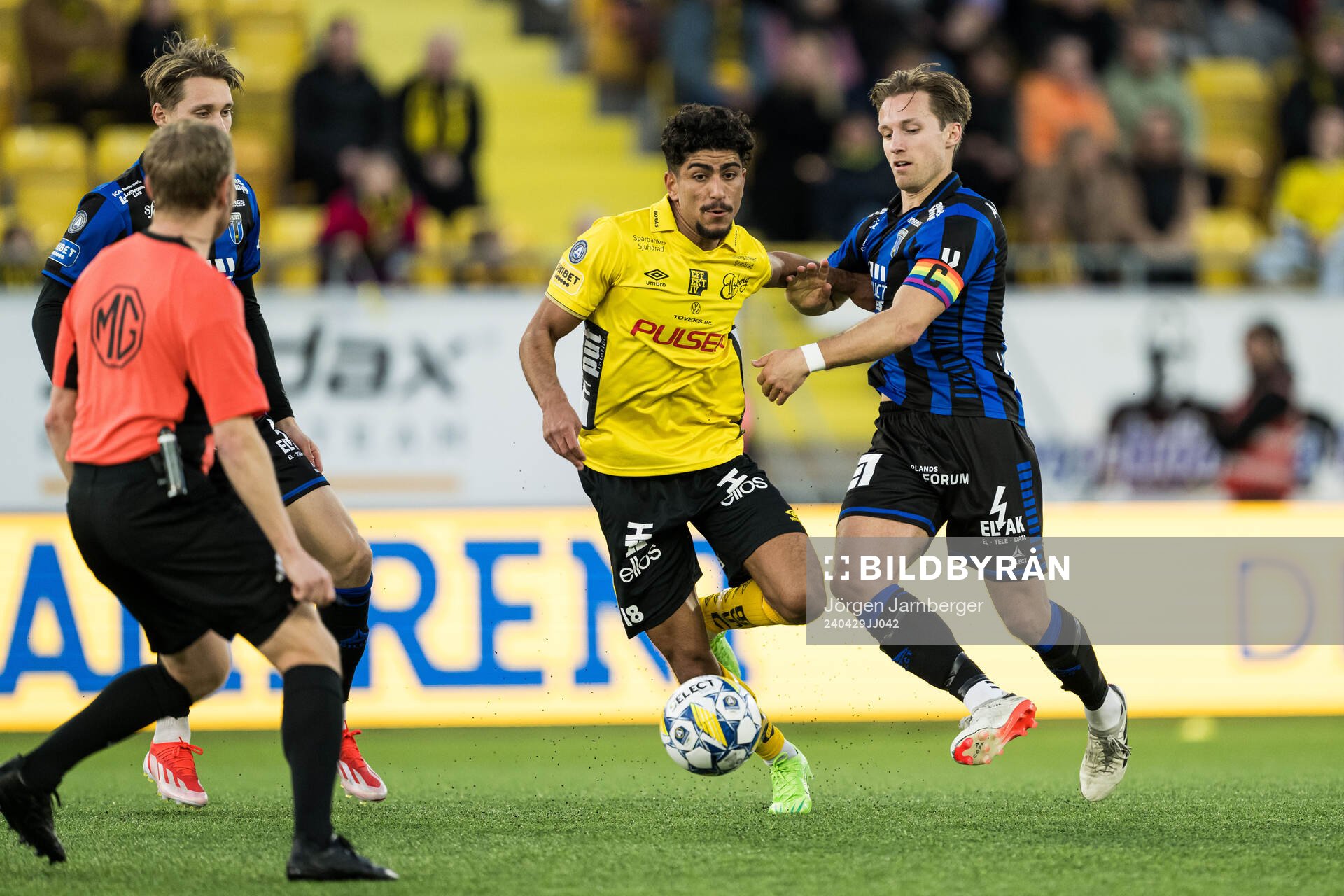 Elfsborgs Ahmed Qasem och Sirius Daniel Stensson under fotbollsmatchen i Allsvenskan mellan Elfsborg och Sirius den 29 april 2024 i Borås.