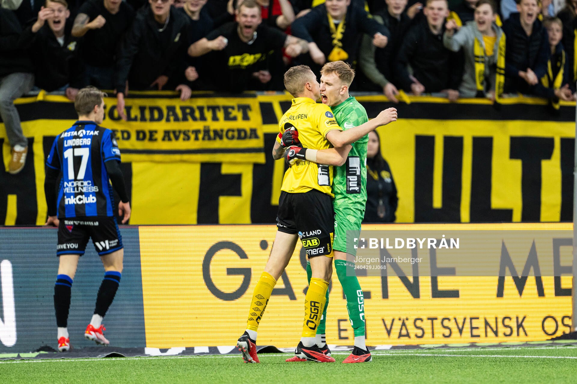 Elfsborgs målvakt Marcus Bundgaard Sörensen jublar med