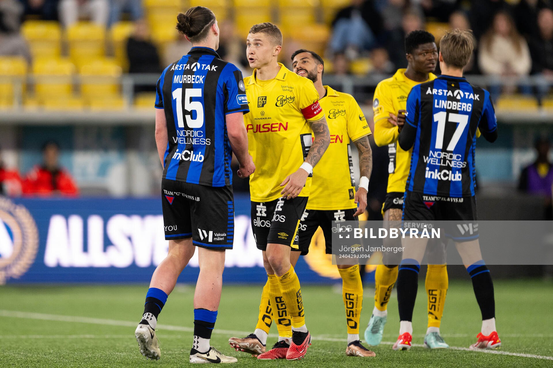 Irriterat mellan Sirius Andreas Murbeck och Elfsborgs Sebastian Holmen under fotbollsmatchen i Allsvenskan mellan Elfsborg och Sirius den 29 april 2024 i Borås.