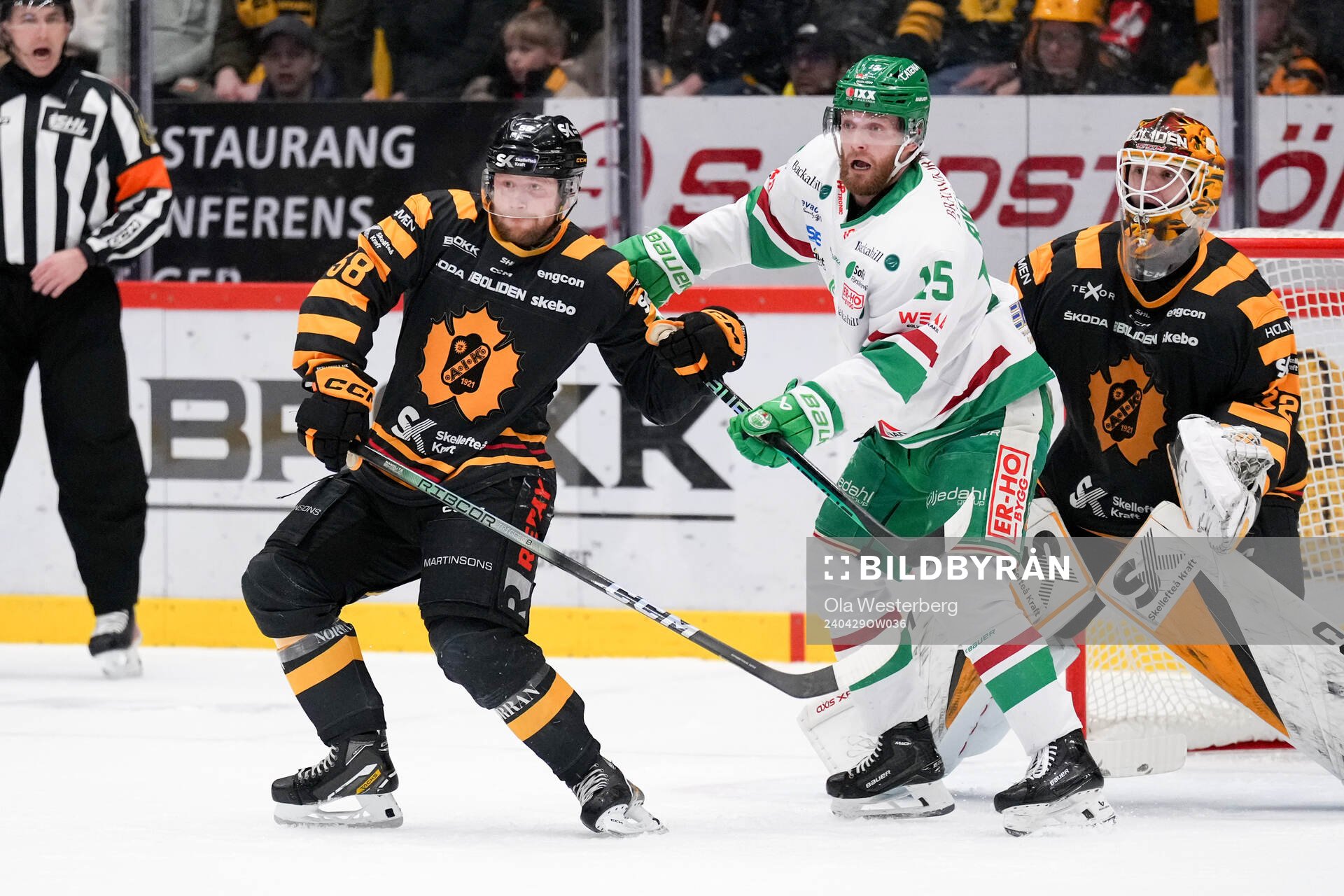 Skellefteås Oskar Nilsson och målvakt Linus Söderström