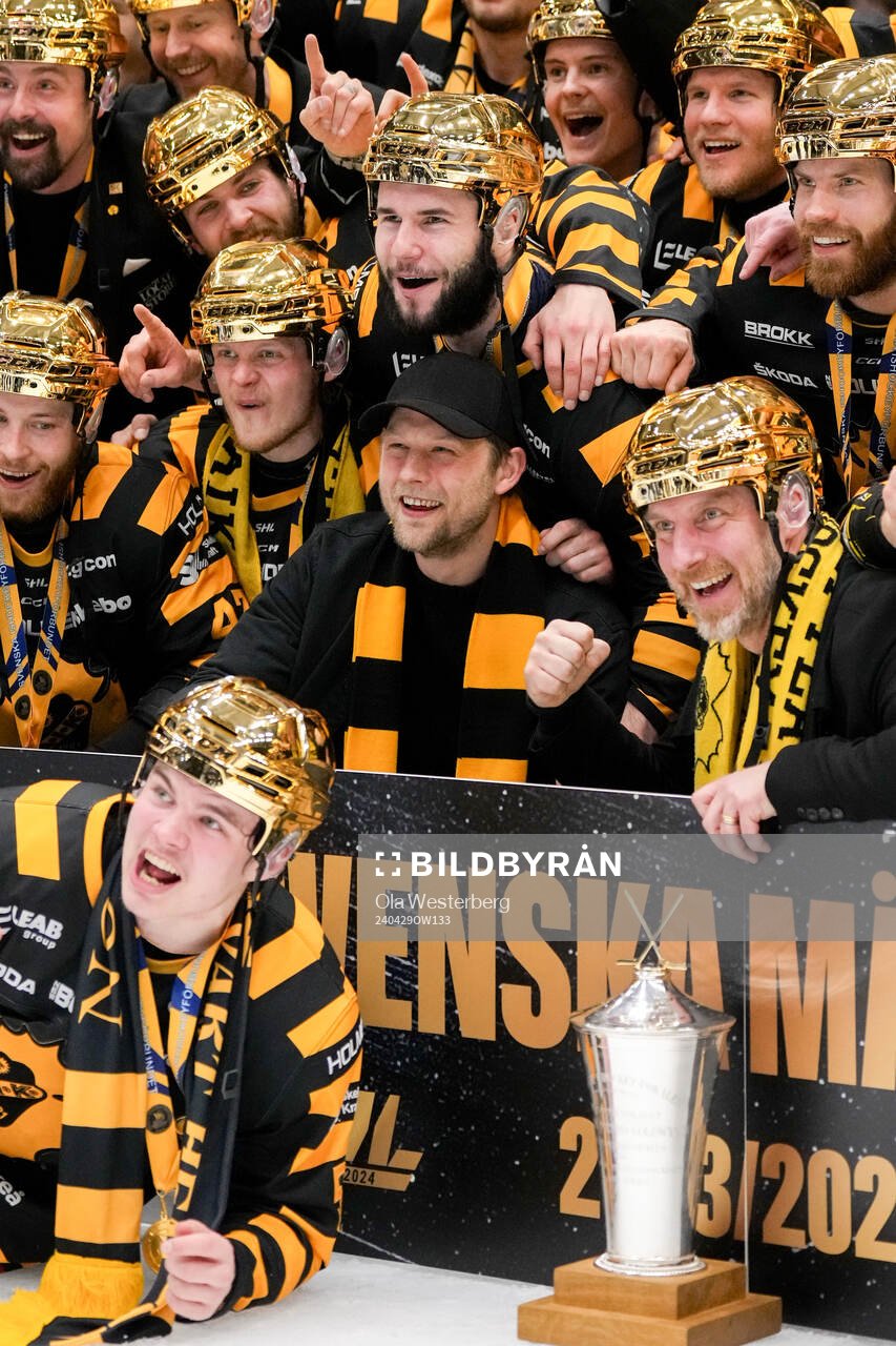 Skellefteås Oscar Möller jublar med laget