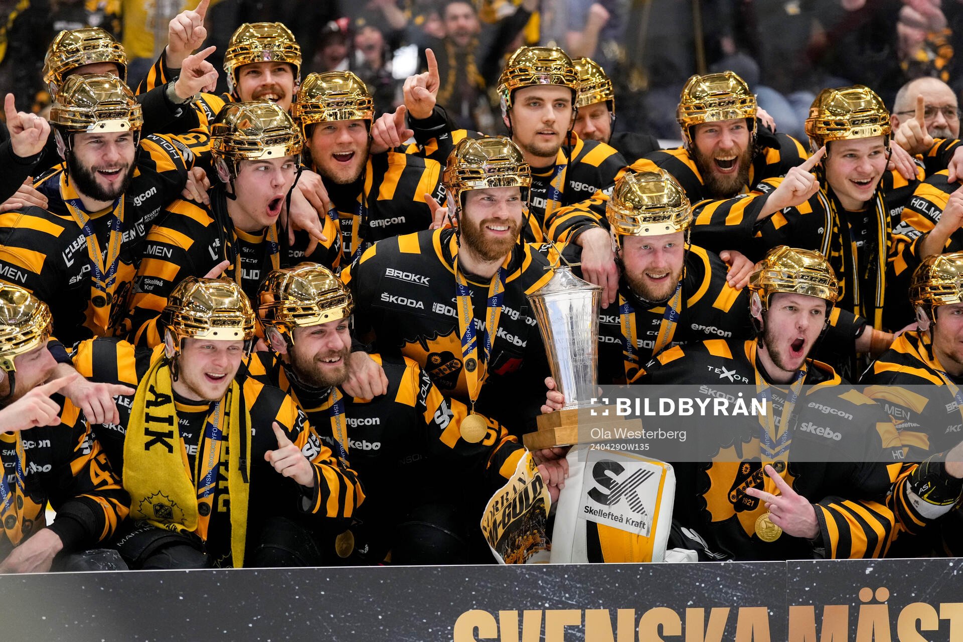 Skellefteås spelare jublar med pokalen