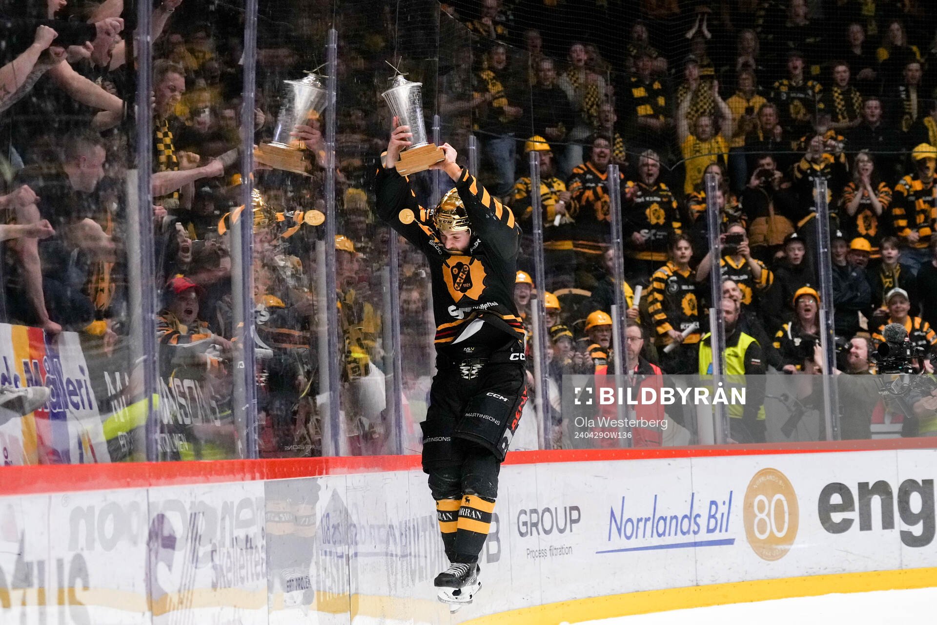 Skellefteås Arvid Lundberg jublar med pokalen