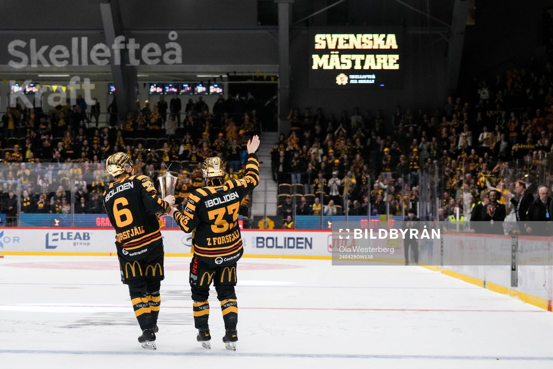 Skellefteås Måns Forsfjäll och Zeb Forsfjäll jublar med