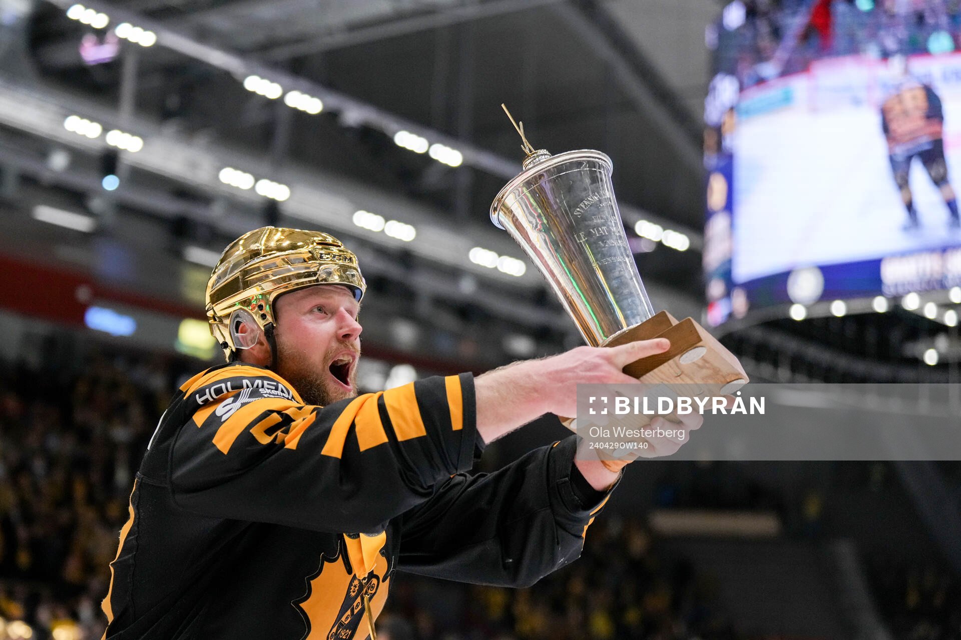 Skellefteås Oskar Nilsson jublar med pokalen