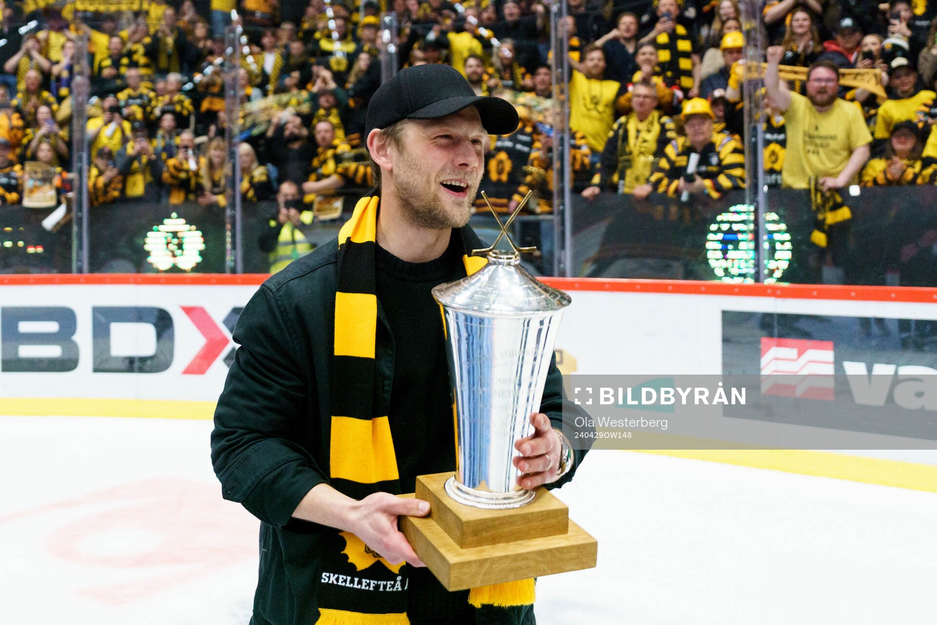 Skellefteås Oscar Möller jublar med pokalen