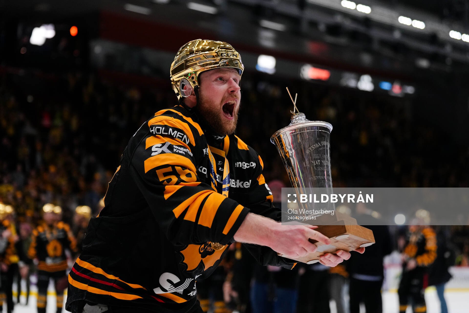 Skellefteås Oskar Nilsson jublar med LeMat pokalen