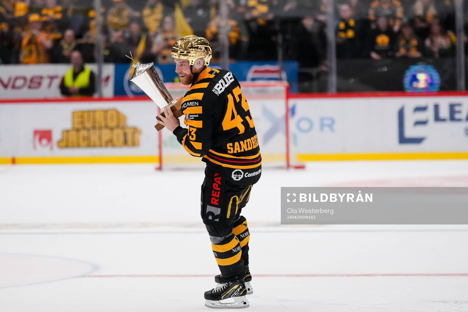 Skellefteås Filip Sandberg jublar med LeMat pokalen