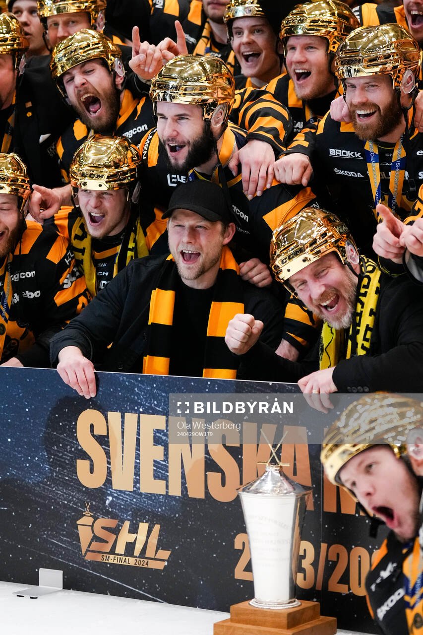 Skellefteås Oscar Möller firar guldet