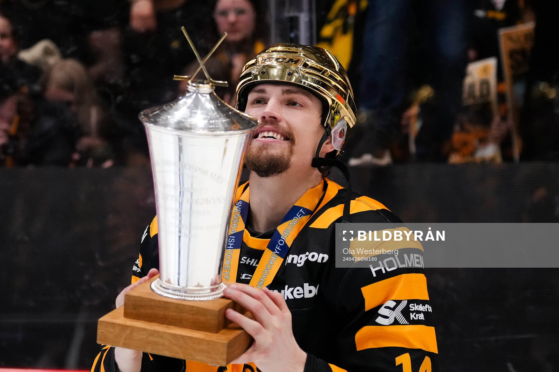 Skellefteås Andreas Johnson firar guldet med LeMat pokalen
